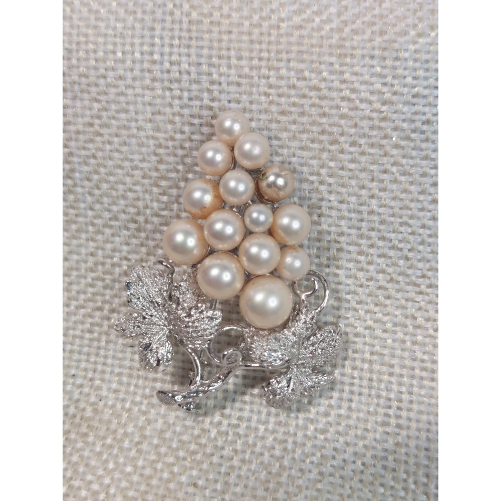 Brooch Faux Pearl Grape Cluster Silver Tone Leaf MCM Grandmillennial Vintage - Picture 2 of 8